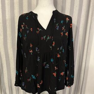 Old Navy floral shirt - long sleeve with button closure around wrists- small